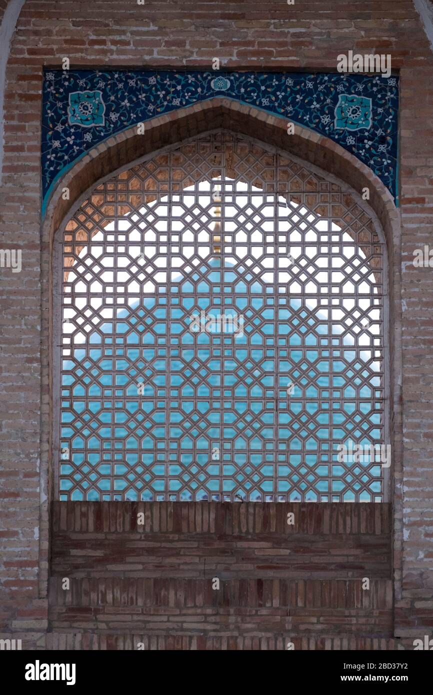 Cupola turchese attraverso un tradizionale schermo islamico a Hast Imam (Hazrati) a Tashkent, Uzbekistan Foto Stock
