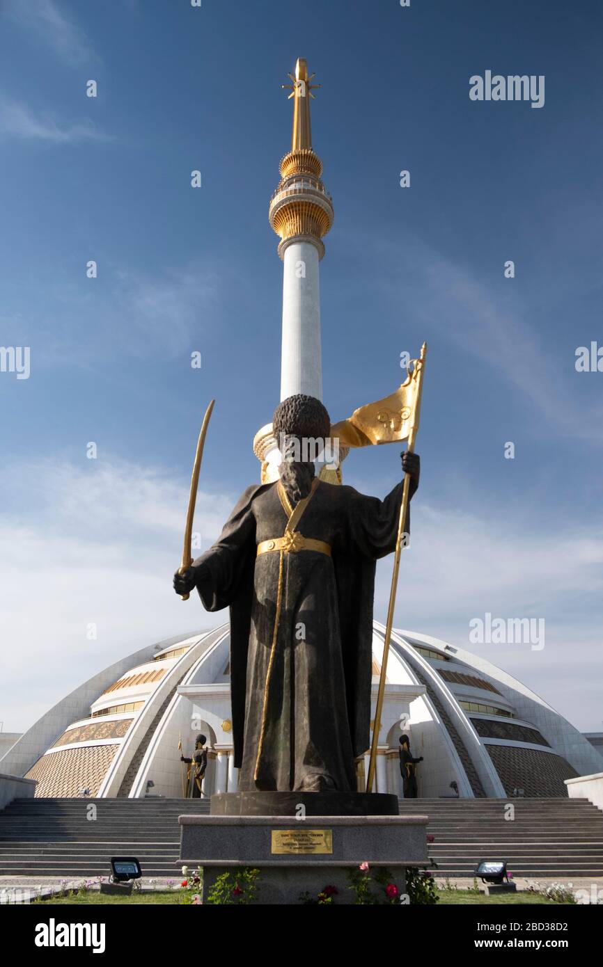 Monumento all'indipendenza ad Ashgabat, Turkmenistan Foto Stock