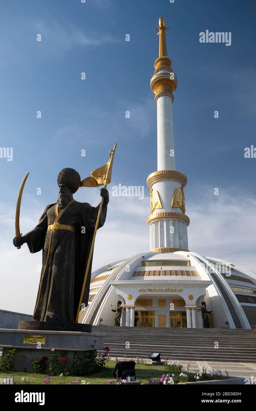 Monumento all'indipendenza ad Ashgabat, Turkmenistan Foto Stock