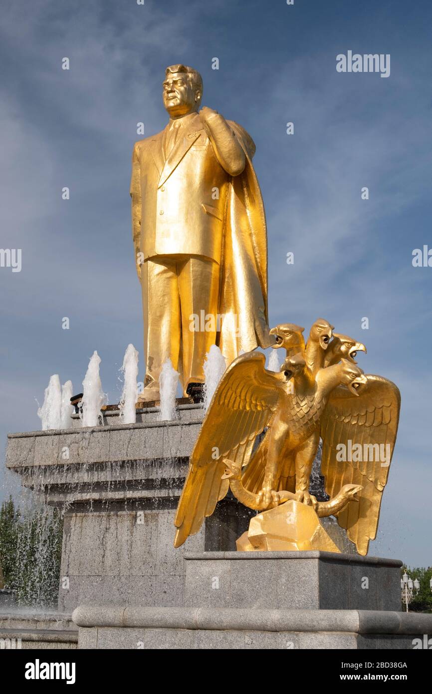 Statua in oro Saparmurat Niazov (Türkmenbaşy) al Monumento dell'Indipendenza ad Ashgabat, Turkmenistan Foto Stock