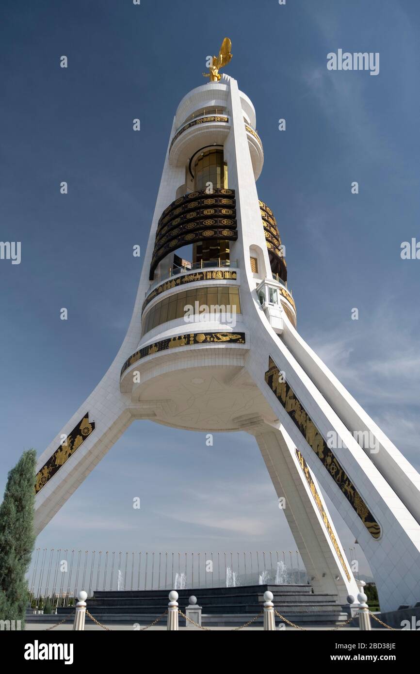 Monumento di neutralità ad Ashgabat, Turkmenistan Foto Stock