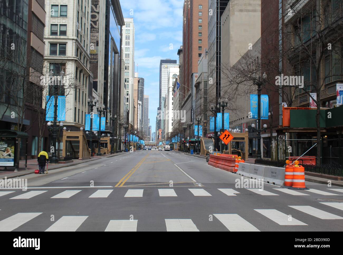 Spazzatrice di strada su una deserta state Street nel Chicago's Loop durante l'epidemia COVID-19 Foto Stock