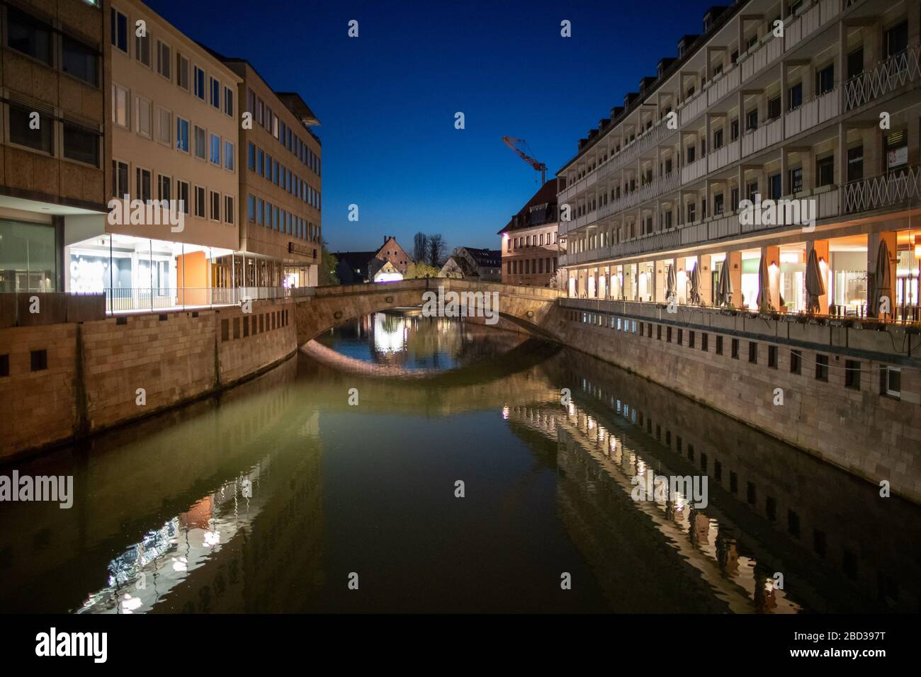 Norimberga, Germania. 06th Apr, 2020. Il ponte di carne (M) al Pegnitz nel centro storico. Per rallentare la diffusione del coronavirus, la vita pubblica è limitata. Credit: Daniel Karmann/dpa/Alamy Live News Foto Stock