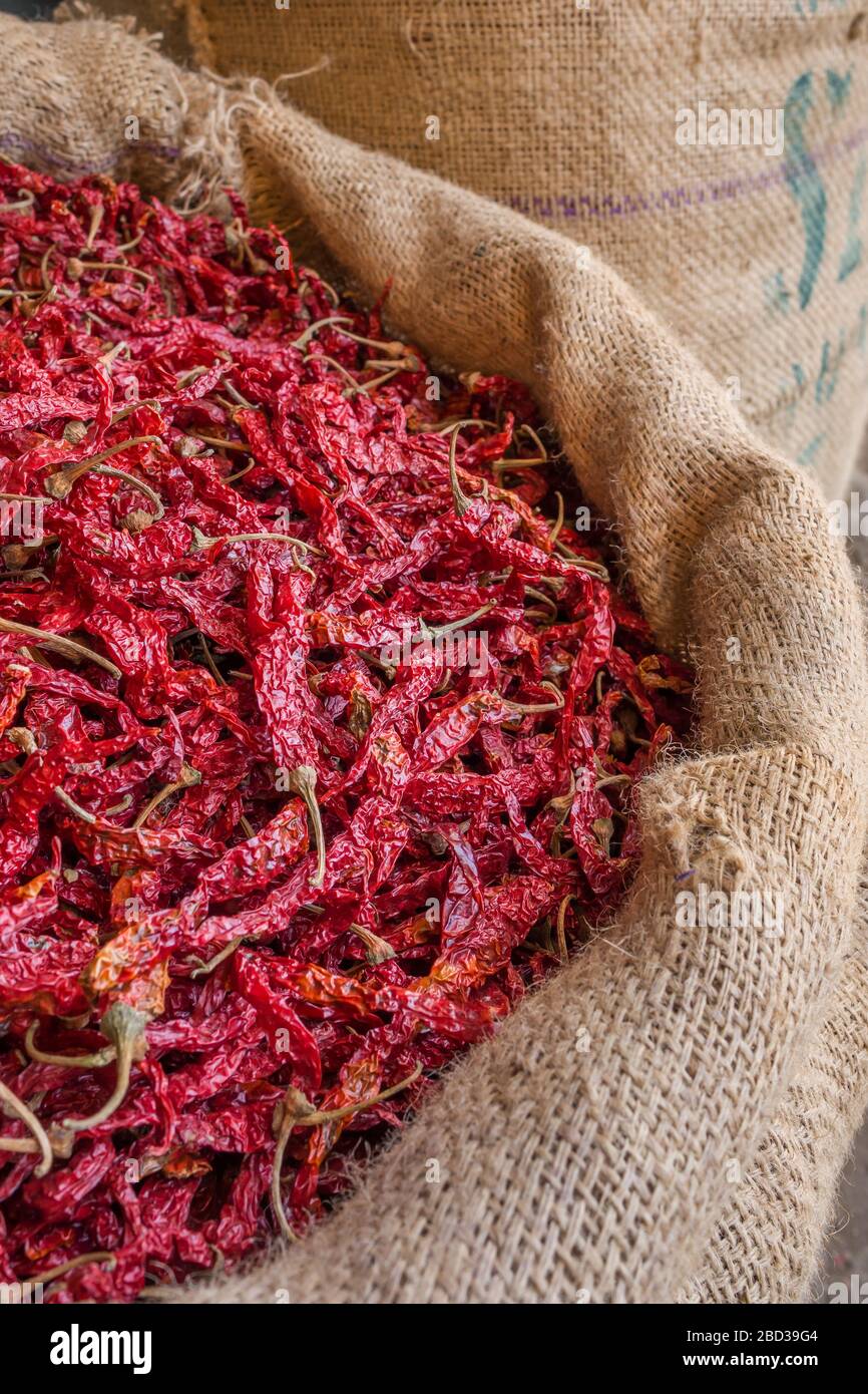 Peperoncino rosso essiccato in sacchi per la vendita sul mercato Foto Stock