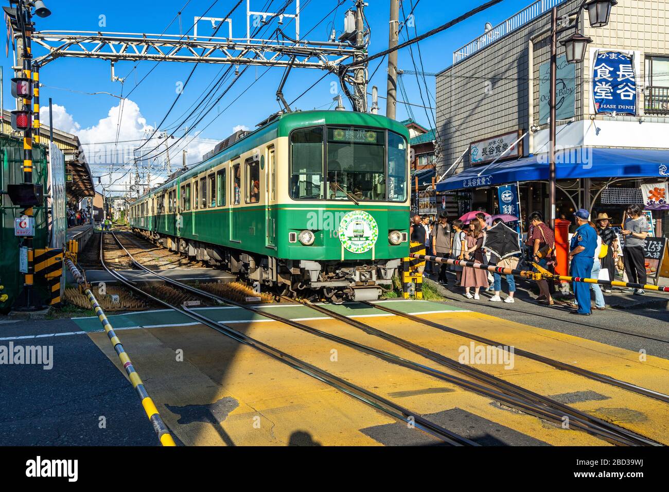 Kamakura, Giappone, 2019 agosto - il treno della Ferrovia elettrica di Enoshima alla stazione di Hase, la fermata più vicina al tempio di Kotoku-in con il Buddha gigante Foto Stock