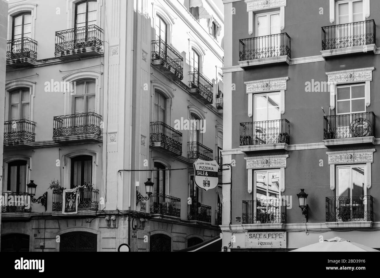 ALICANTE, SPAGNA - 30 DICEMBRE 2018: Architettura nella città mediterranea di Alicante, Spagna; immagine in bianco e nero Foto Stock