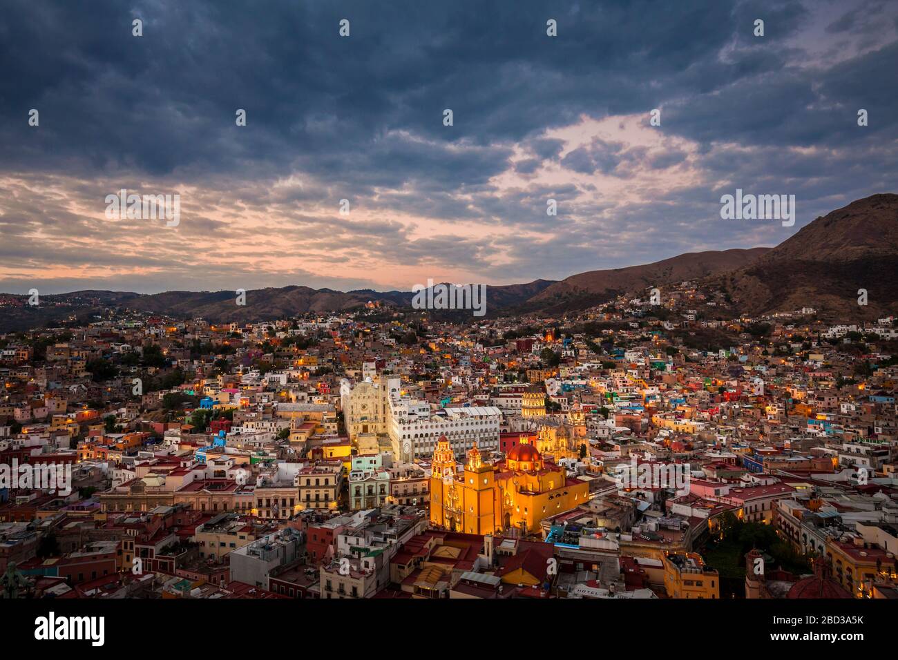 Il centro storico di Guanajuato coloniale, Messico al crepuscolo. Foto Stock