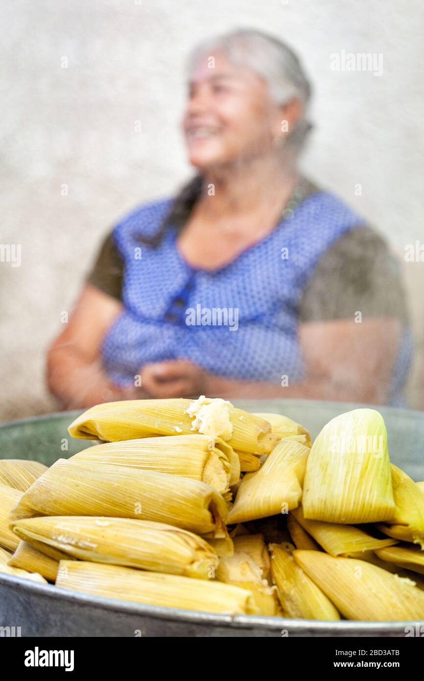 Uchepos, un tipo di mais tamale, per la vendita nel mercato Morelia in Messico. Foto Stock