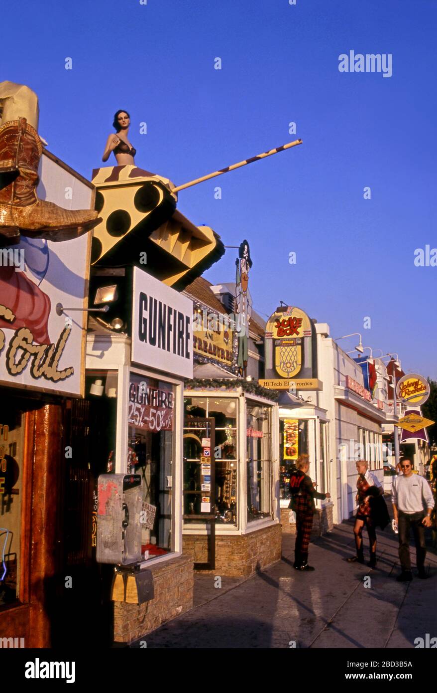 Negozi colorati e boutique lungo Melrose Avenue nel quartiere West Hollywood di Los Angeles, California . Foto Stock