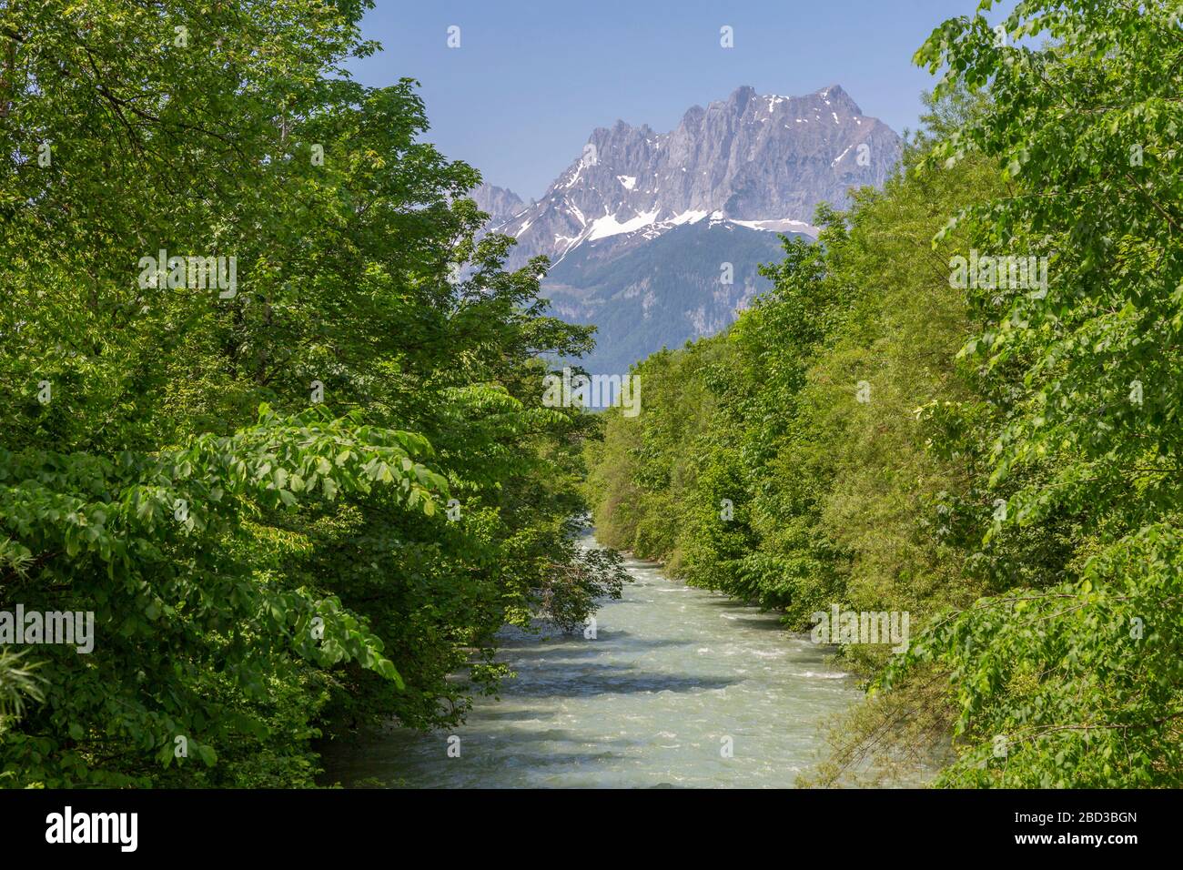 Vista sul fiume e sullo sfondo montuoso vicino a San Giovanni, Alpi austriache, Tirolo, Austria, Europa Foto Stock