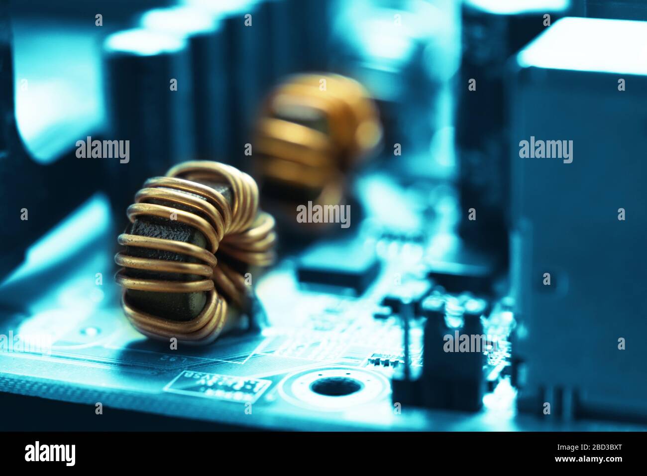 Circuito scheda madre elettronico blu per primo piano sfondo macro. Foto Stock
