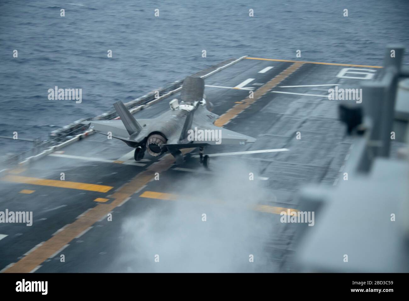 Un combattente furtivo del corpo marino statunitense F-35B Lightning II, assegnato alla 31a Marine Expeditionary Unit, esegue un atterraggio verticale sul ponte di volo della nave d'assalto anfibio americana di classe Flagship USS America durante le operazioni di routine il 4 aprile 2020 nel Mare delle Filippine. Foto Stock