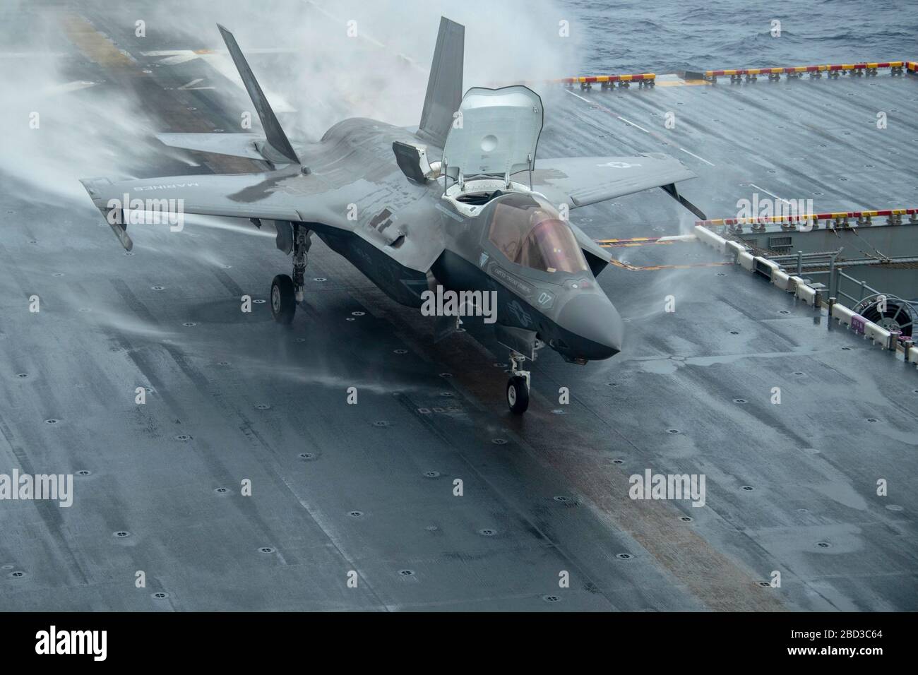 Un combattente furtivo del corpo marino statunitense F-35B Lightning II, assegnato alla 31a Marine Expeditionary Unit, esegue un atterraggio verticale sul ponte di volo della nave d'assalto anfibio americana di classe Flagship USS America durante le operazioni di routine il 4 aprile 2020 nel Mare delle Filippine. Foto Stock