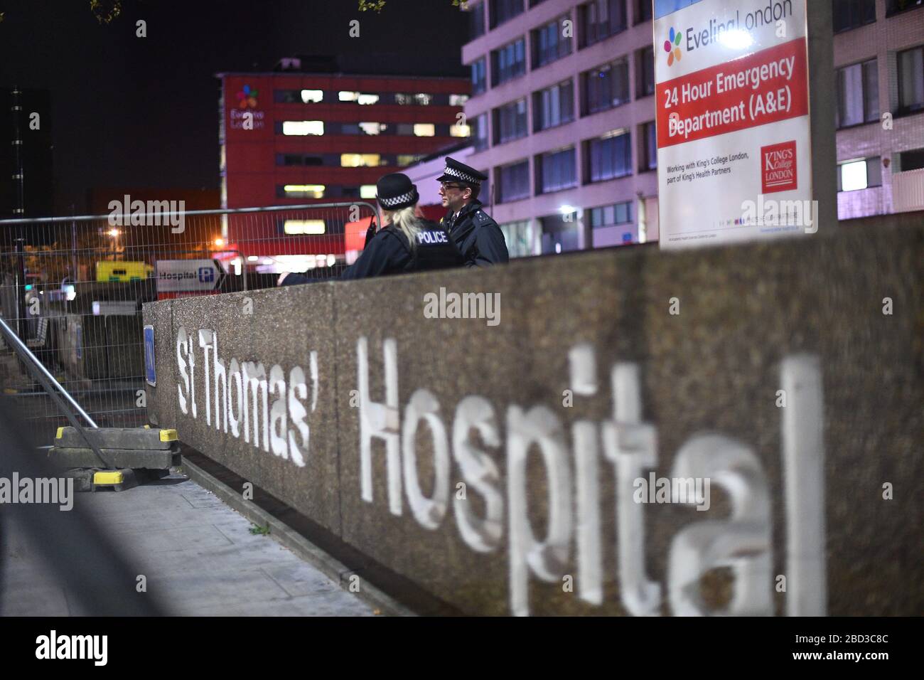 Gli agenti di polizia al di fuori del St Thomas' Hospital nel centro di Londra, in qualità di primo ministro Boris Johnson, sono stati spostati in terapia intensiva dopo che i sintomi del coronavirus sono peggiorati. Foto Stock