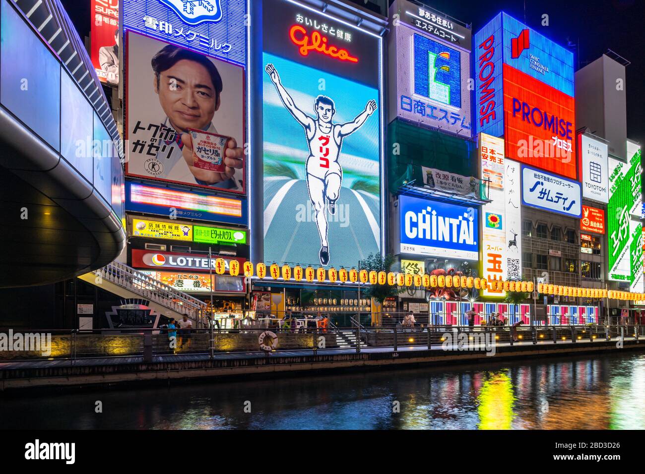 Osaka, Giappone, 2019 agosto – i cartelli al neon e le cartelloni sul canale Dotonobori sono una delle attrazioni notturne più famose di Osaka Foto Stock