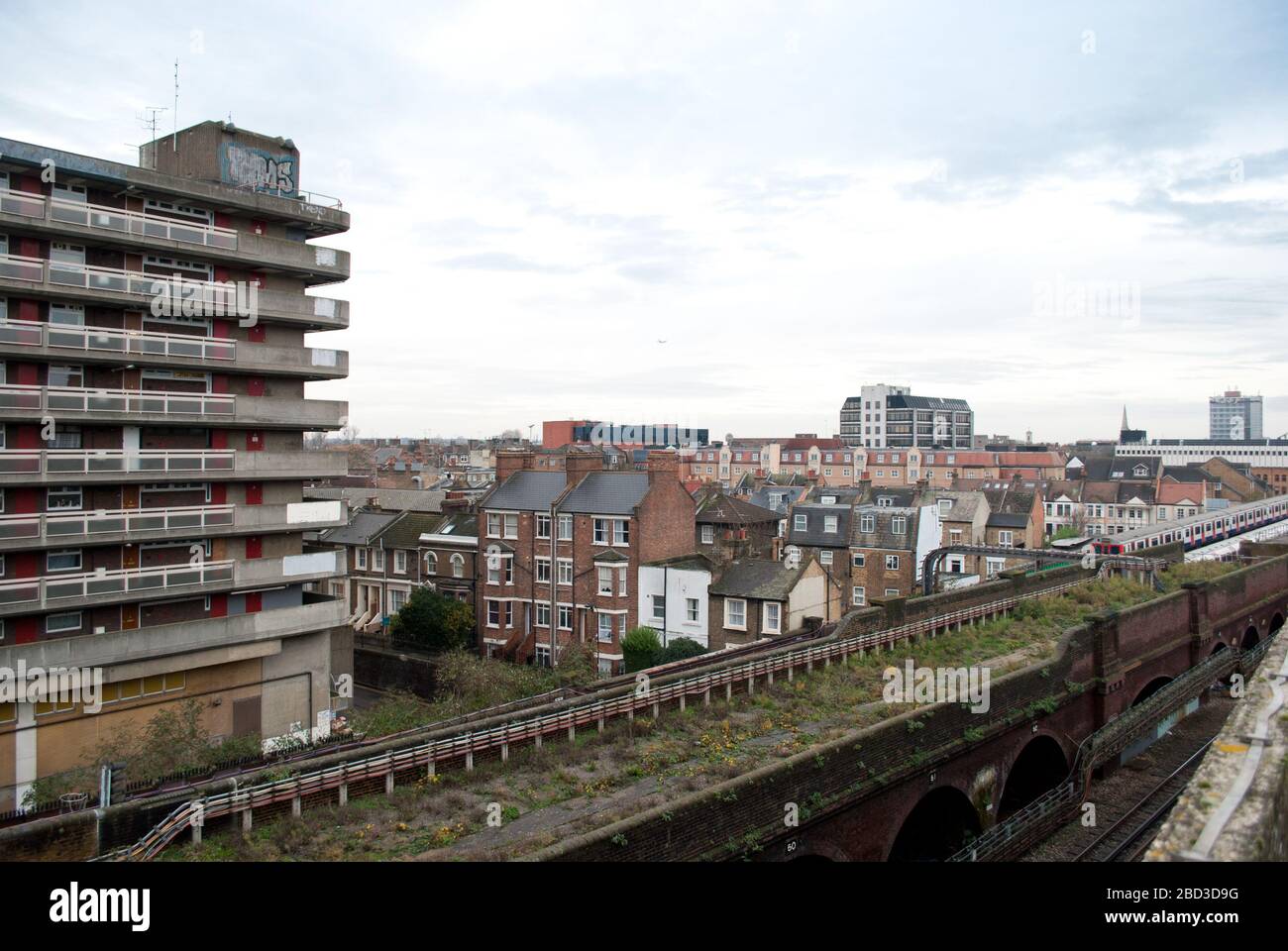 Terrazze vittoriane abitazioni a schiera Hammersmith Skyline Godolphin e Latymer School, Iffey Road, Londra W6 Foto Stock