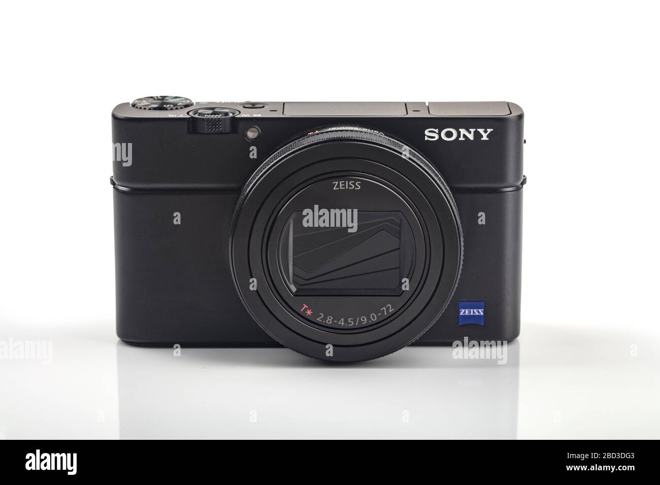 HUETTENBERG, GERMANIA  06 APRIL 2020: SONY RX 100 VI è la fotocamera compatta di qualità Sony con sensore da 1.0 pollici su sfondo luminoso Foto Stock