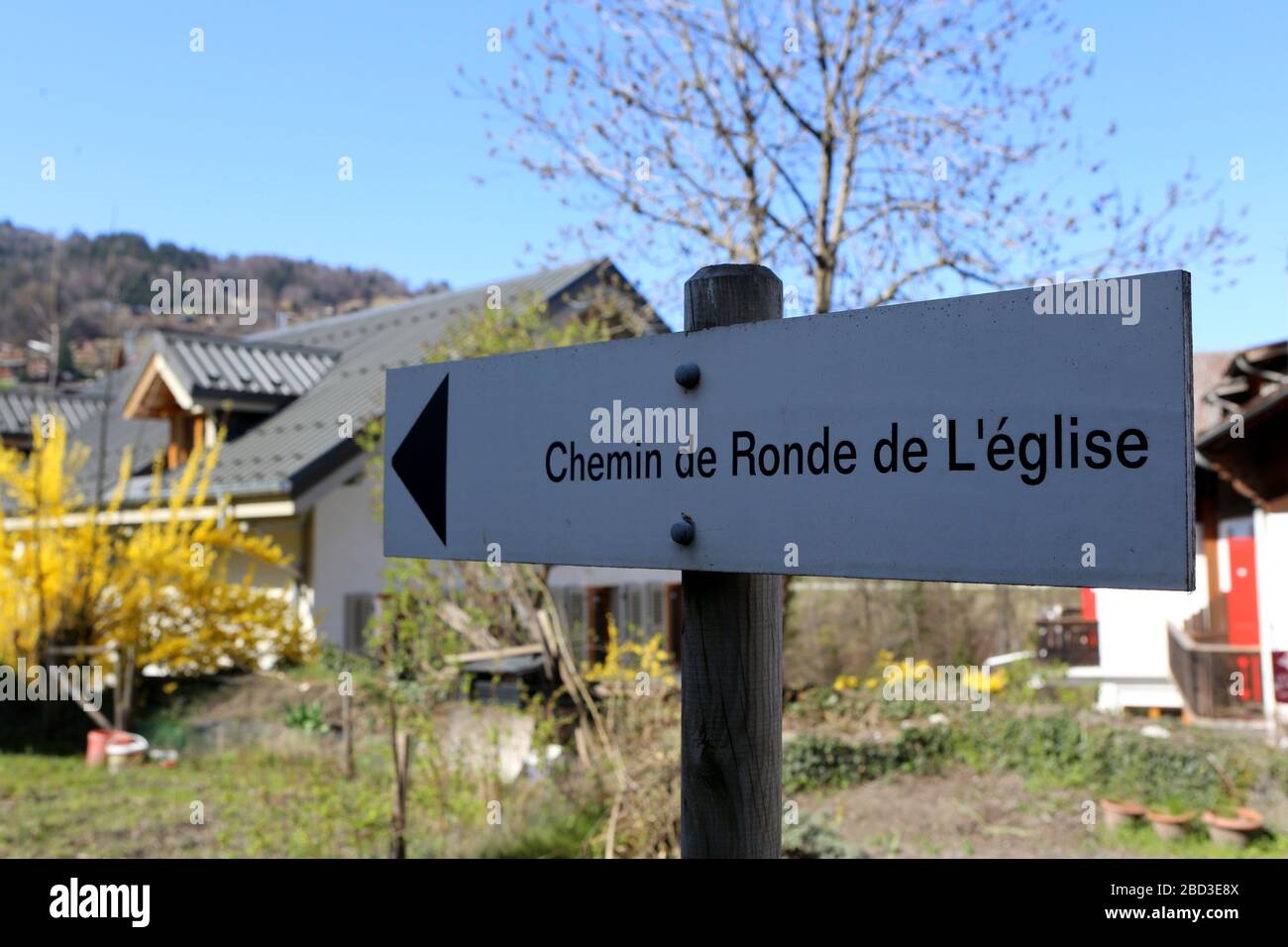 Chemin de Ronde de l'Eglise. Direzione panneau. Alpi françaises. Saint-Gervais-les-Bains. Alta Savoia. Francia. Foto Stock