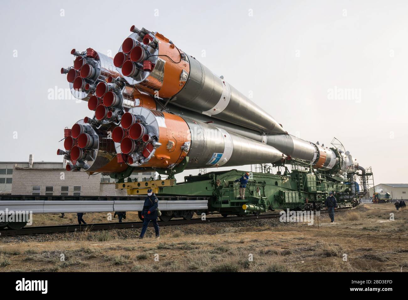 Baikonur, Kazakistan. 06th Apr, 2020. Il veicolo spaziale russo Soyuz MS 16 e il razzo booster vengono lanciati per lanciare PAD 31 con un treno speciale al Baikonur Cosmodrome aprile 6 2020 a Baikonur, Kazakhstan. Spedizione International Space Station 63 membri dell'equipaggio Chris Cassidy della NASA, Anatoly Ivanishin e Ivan Vagner di Roscosmos sono destinati a lanciare il 9 aprile per una missione di sei mesi e mezzo al laboratorio orbitante. Credit: Victor Zelentsov/NASA/Alamy Live News Foto Stock