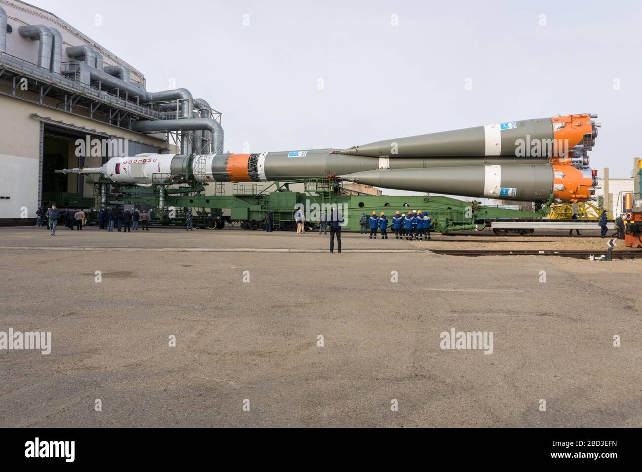 Baikonur, Kazakistan. 06th Apr, 2020. Il veicolo spaziale russo Soyuz MS 16 e il razzo booster vengono lanciati per lanciare PAD 31 con un treno speciale al Baikonur Cosmodrome aprile 6 2020 a Baikonur, Kazakhstan. Spedizione International Space Station 63 membri dell'equipaggio Chris Cassidy della NASA, Anatoly Ivanishin e Ivan Vagner di Roscosmos sono destinati a lanciare il 9 aprile per una missione di sei mesi e mezzo al laboratorio orbitante. Credit: Victor Zelentsov/NASA/Alamy Live News Foto Stock