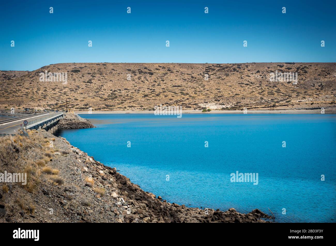 Lago turchese sul bordo di un ponte nella provincia di NeuquÃ©, Arg Foto Stock