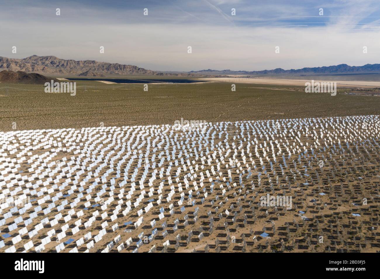 Un massiccio array solare alla stazione di generazione di Ivanpah nel d Foto Stock