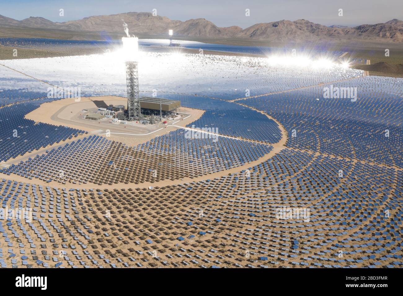 Un massiccio array solare alla stazione di generazione di Ivanpah nel d Foto Stock