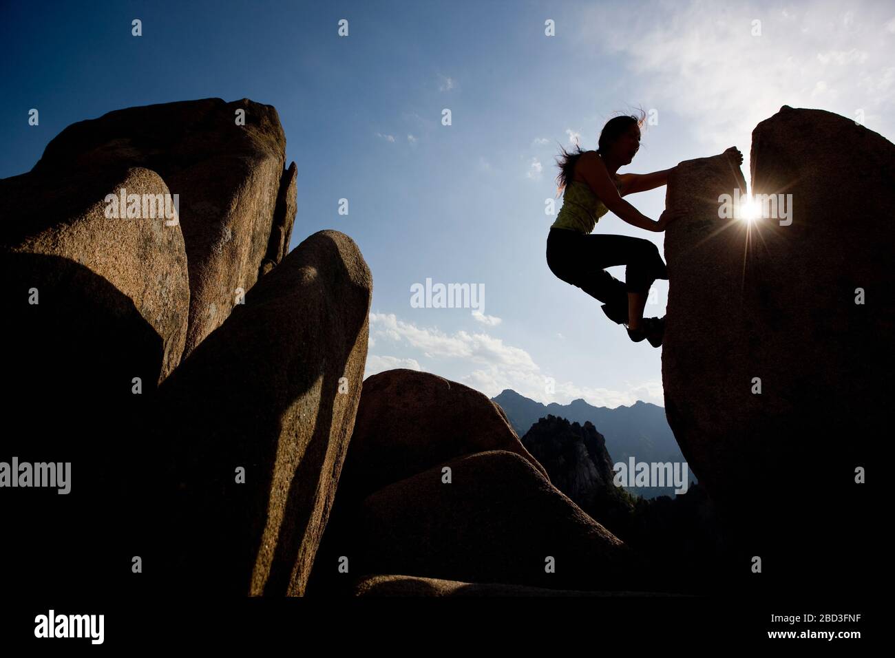 Scalatore femmina bouldering al parco nazionale di Seroksan in Corea del Sud Foto Stock