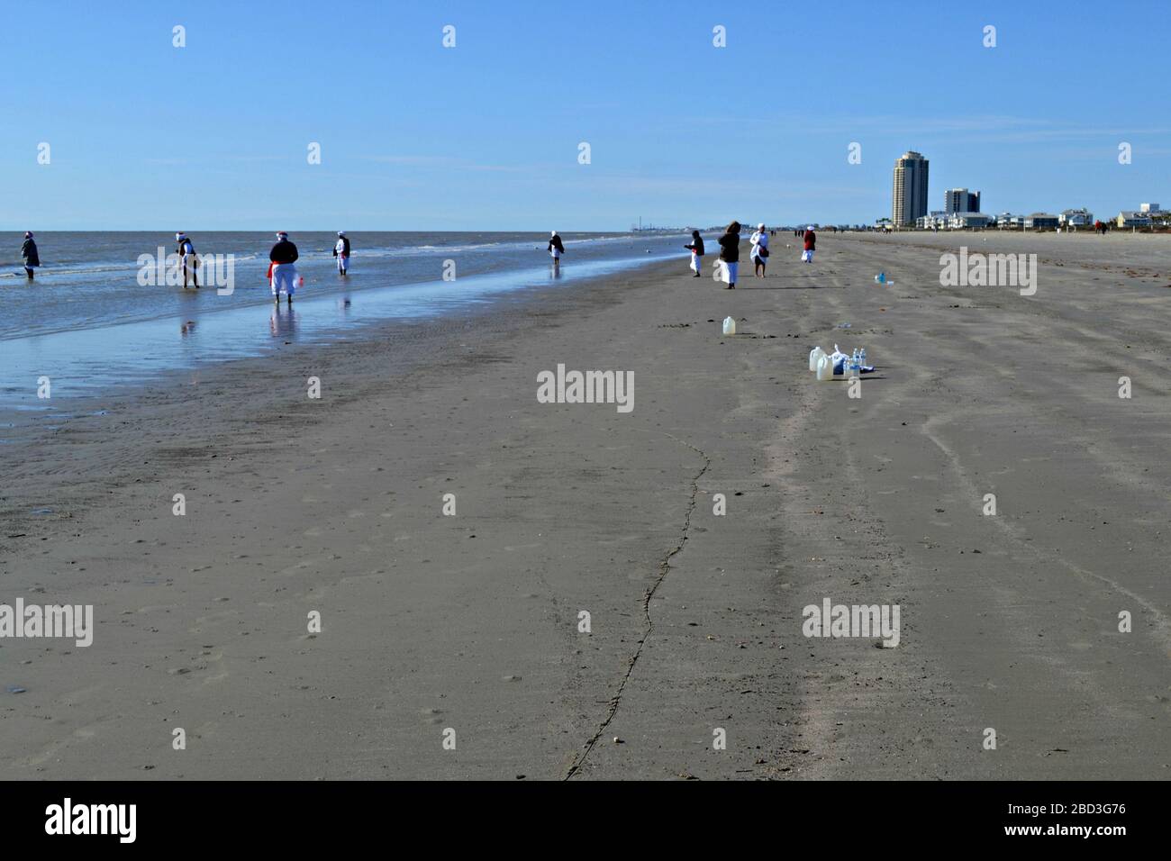Le donne nere in abiti bianchi stanno pregando sulla spiaggia di Galveston, Texas Foto Stock