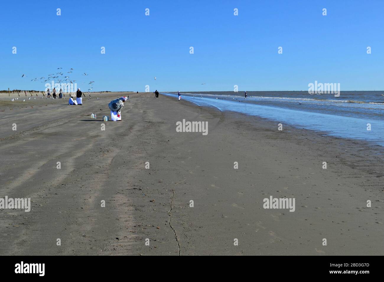 Le donne nere in abiti bianchi stanno pregando sulla spiaggia di Galveston, Texas Foto Stock