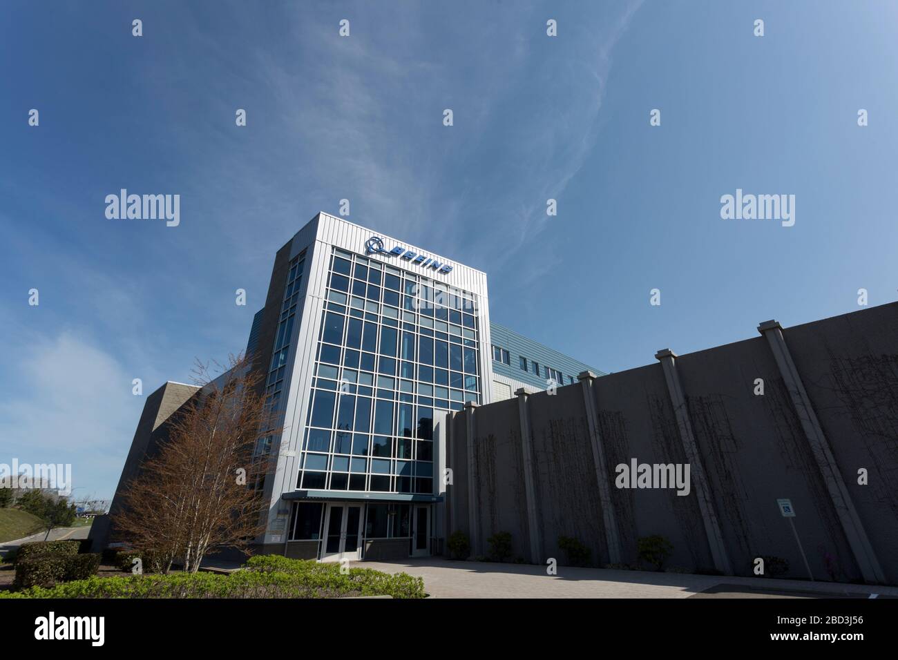 Il Boeing Dreamlifter Operations Center presso la Boeing Factory si trova a Everett, Washington, lunedì 6 aprile 2020. Boeing ha prorogato fino a nuovo avviso la sospensione temporanea delle operazioni di produzione in tutti i siti di Puget Sound e Moses Lake. Foto Stock