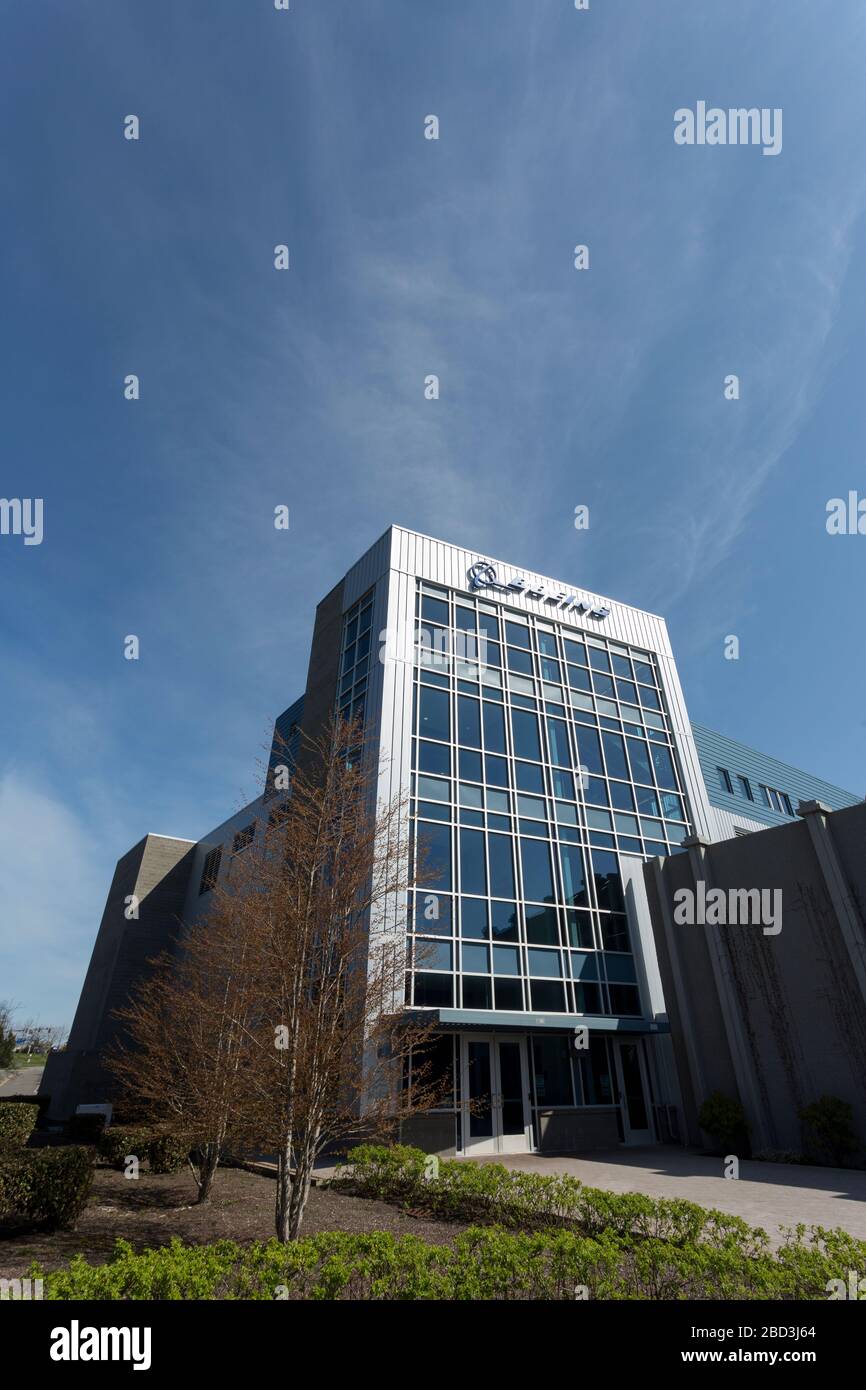Il Boeing Dreamlifter Operations Center presso la Boeing Factory si trova a Everett, Washington, lunedì 6 aprile 2020. Boeing ha prorogato fino a nuovo avviso la sospensione temporanea delle operazioni di produzione in tutti i siti di Puget Sound e Moses Lake. Foto Stock
