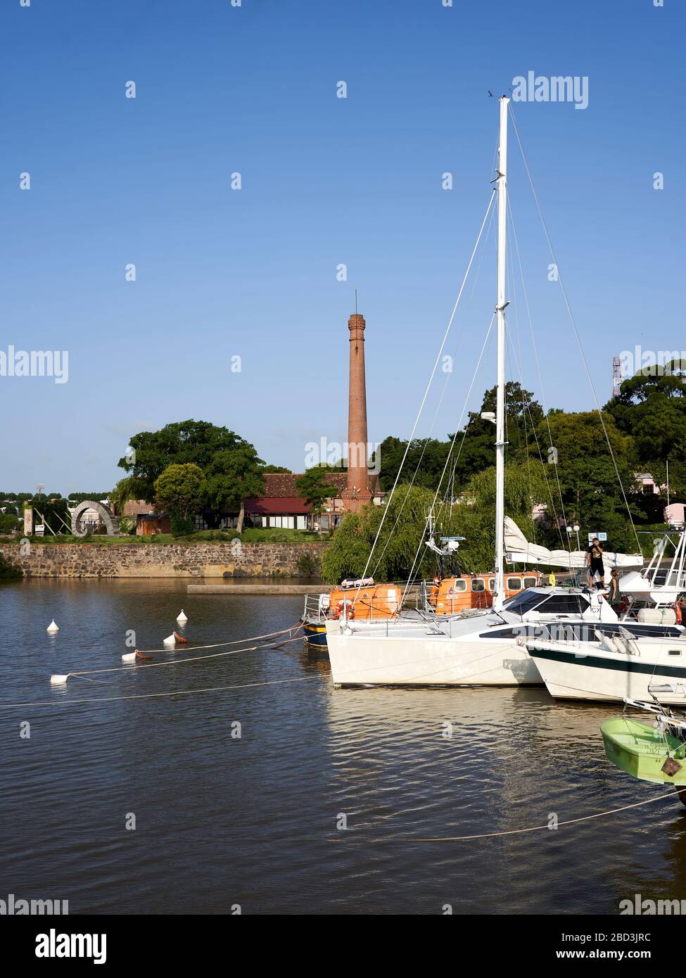 Barche ormeggiate molo-lato in Colonia del Sacramento, Uruguay. Foto Stock