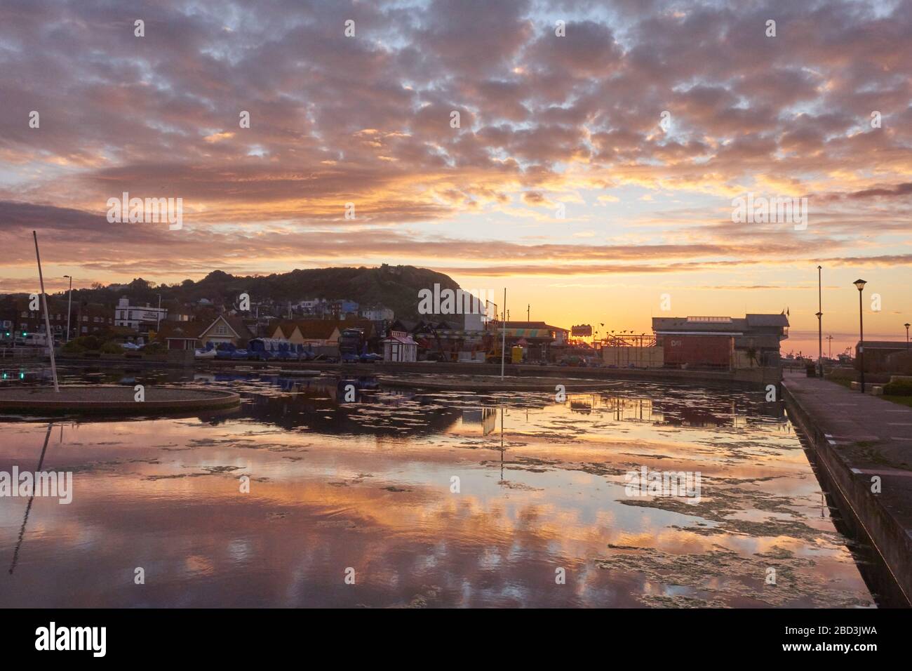 Hastings, East Sussex, Regno Unito. 6 aprile 2020. Alba dietro la Life Boat House da tutta la barca lago. Foto Stock