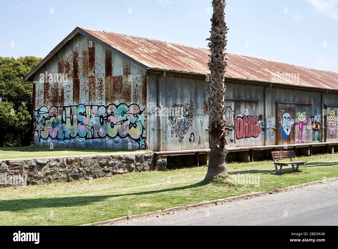 Capannone di stagno corrugato nel porto di Colonia del Sacramento, Uruguay. Foto Stock