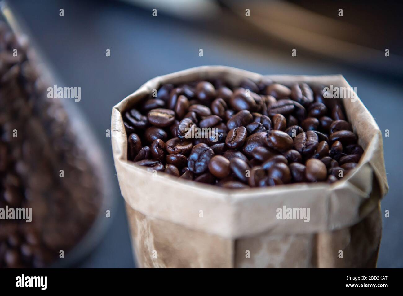 Chicchi di caffè arrosto in sacchetto di carta. Foto Stock