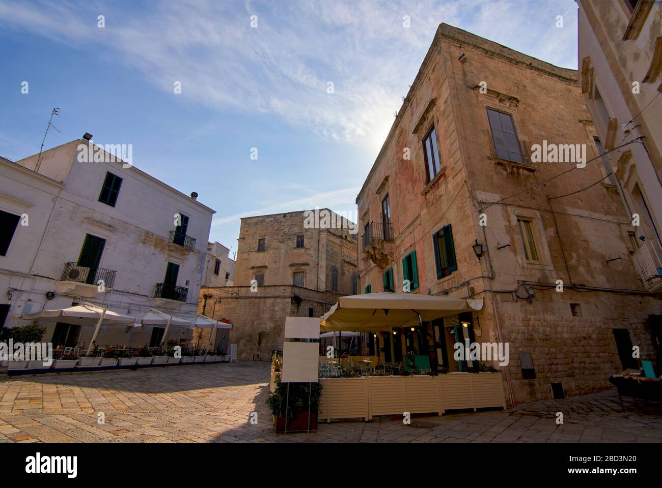 Tipici edifici pugliesi in Piazza Vittorio Emanuele - Polignano a Mare - Città Metropolitana di Bari - Puglia - Italia Foto Stock