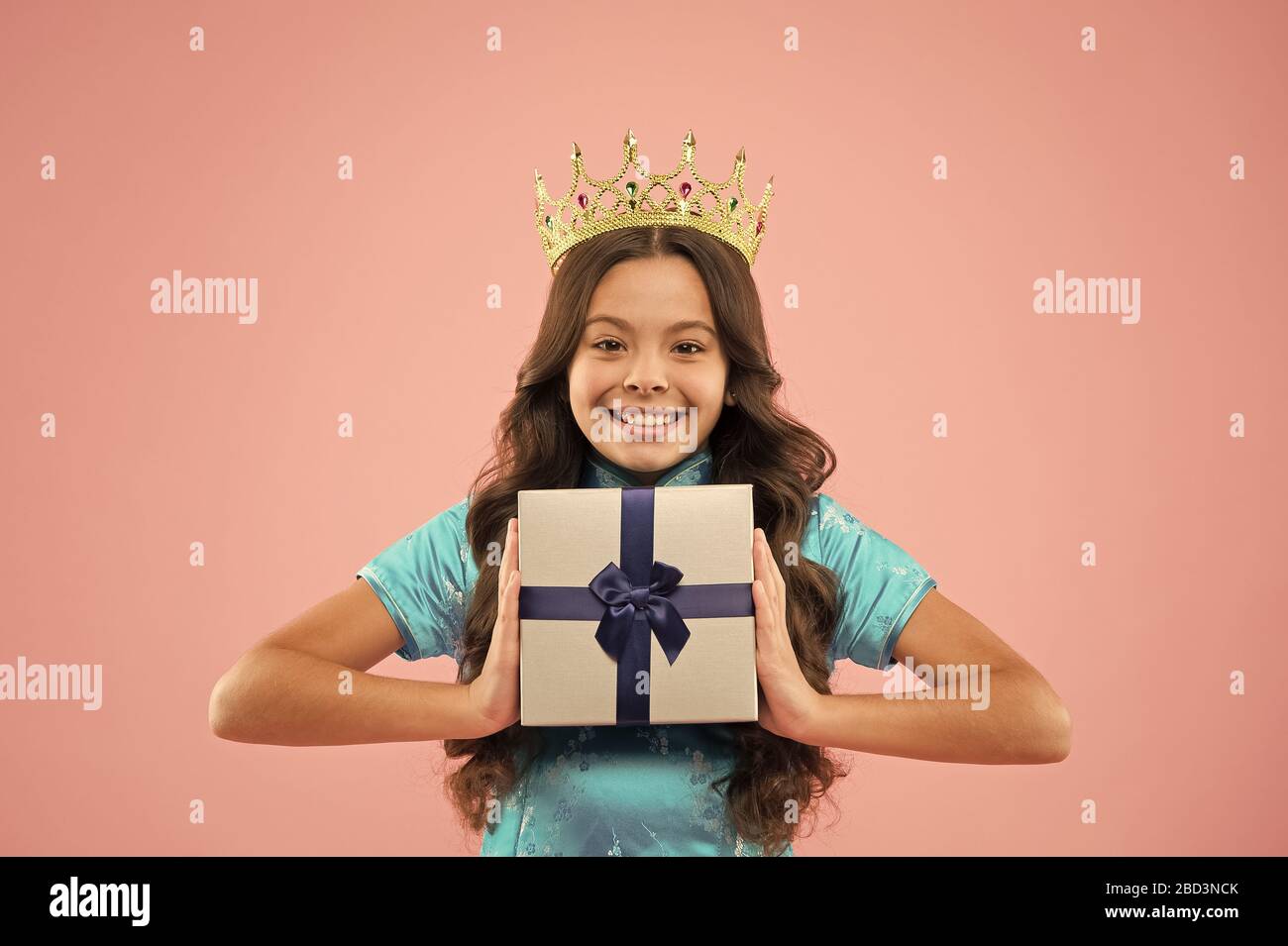 Ragazza corona di usura. La principessa maniere. Concetto di aggiudicazione. Confezione regalo. Vincitore del concorso di bellezza. International beauty contest. Usura del capretto Golden crown simbolo di gloria. Concorso di bellezza. Piccola principessa. Foto Stock