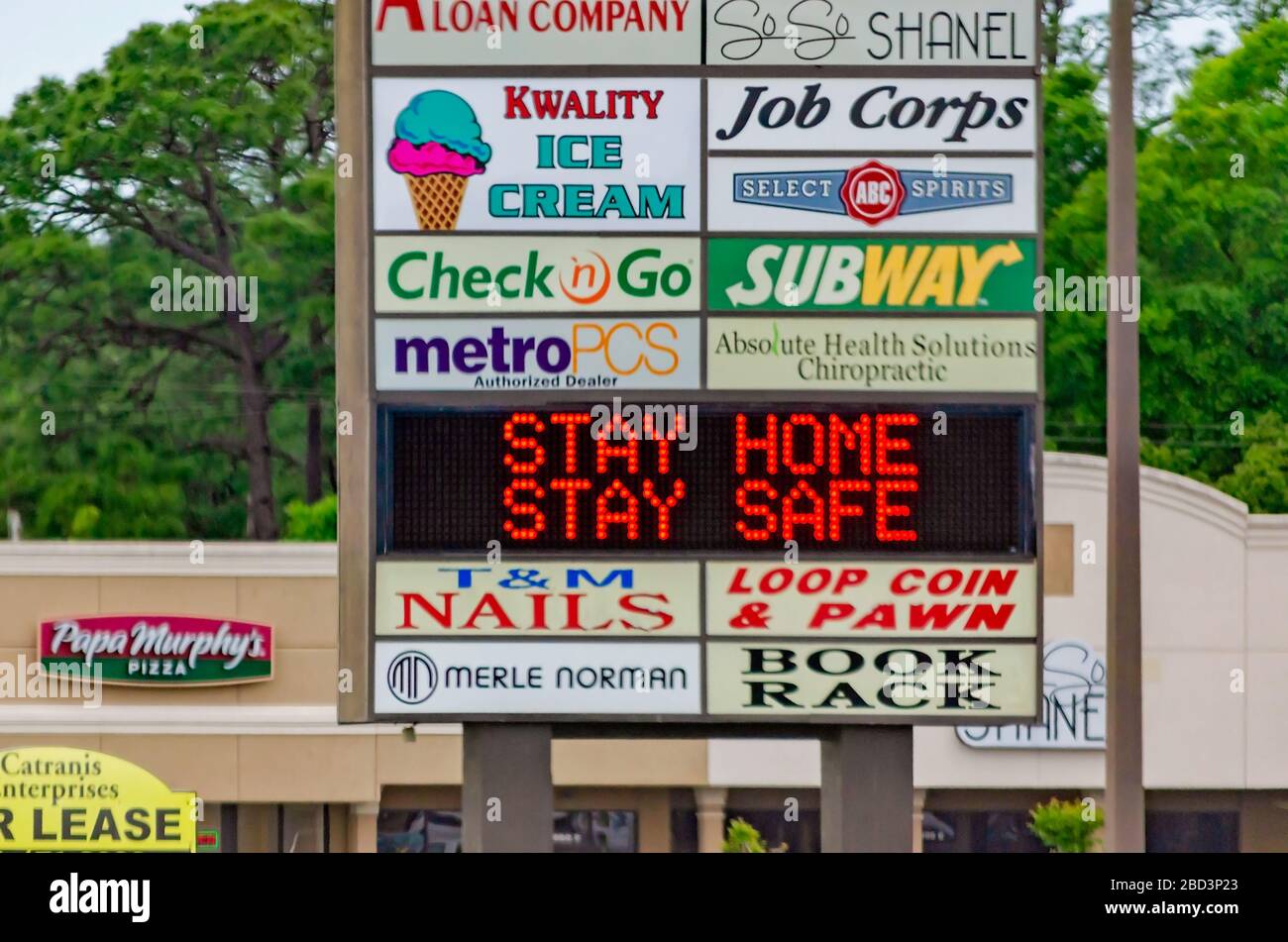 Un cartello elettronico presso lo Skyland Shopping Centre incoraggia gli automobilisti a rimanere a casa durante la pandemia COVID-19, 4 aprile 2020, a Mobile, Alabama. Foto Stock