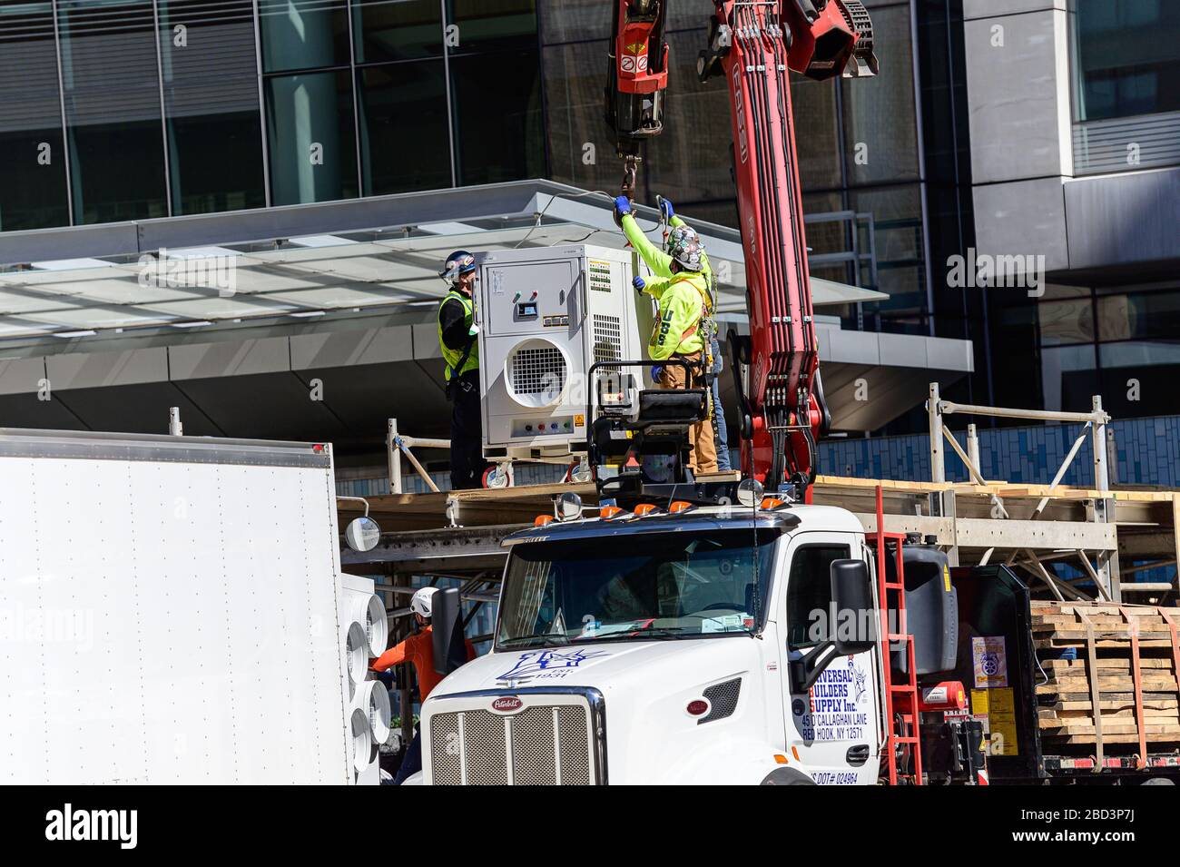 New York, Stati Uniti. 06th Apr, 2020. In mezzo ad un apice anticipato in COVID-19 morti, lavoratori edili costruire una struttura refrigerata nel parcheggio ambulanza del NYU Langone Medical Center a New York, NY, USA Lunedi, 6 aprile 2020. (Foto di Albin Lohr-Jones/Sipa USA) Credit: Sipa USA/Alamy Live News Foto Stock