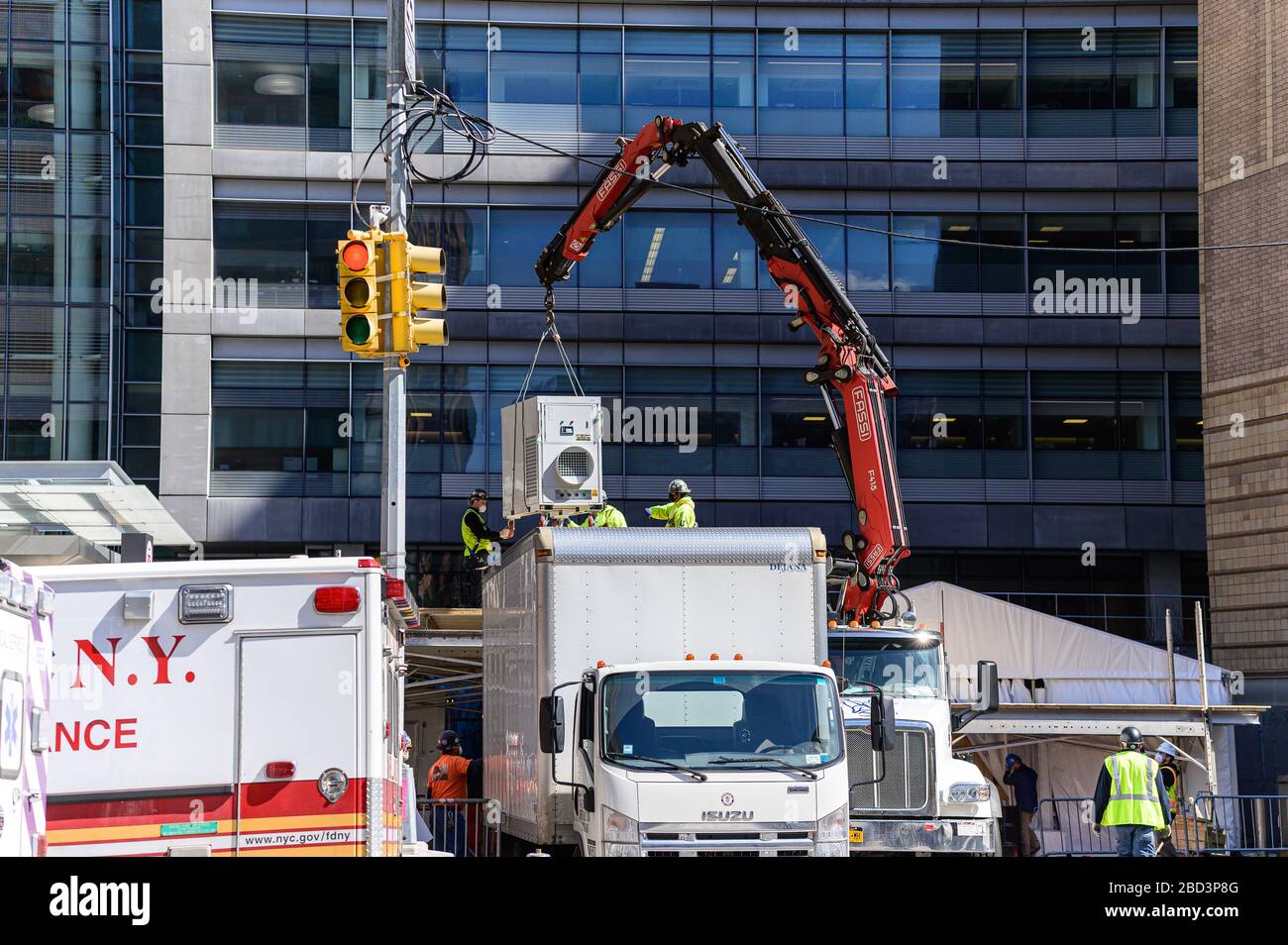 New York, Stati Uniti. 06th Apr, 2020. In mezzo ad un apice anticipato in COVID-19 morti, lavoratori edili costruire una struttura refrigerata nel parcheggio ambulanza del NYU Langone Medical Center a New York, NY, USA Lunedi, 6 aprile 2020. (Foto di Albin Lohr-Jones/Sipa USA) Credit: Sipa USA/Alamy Live News Foto Stock