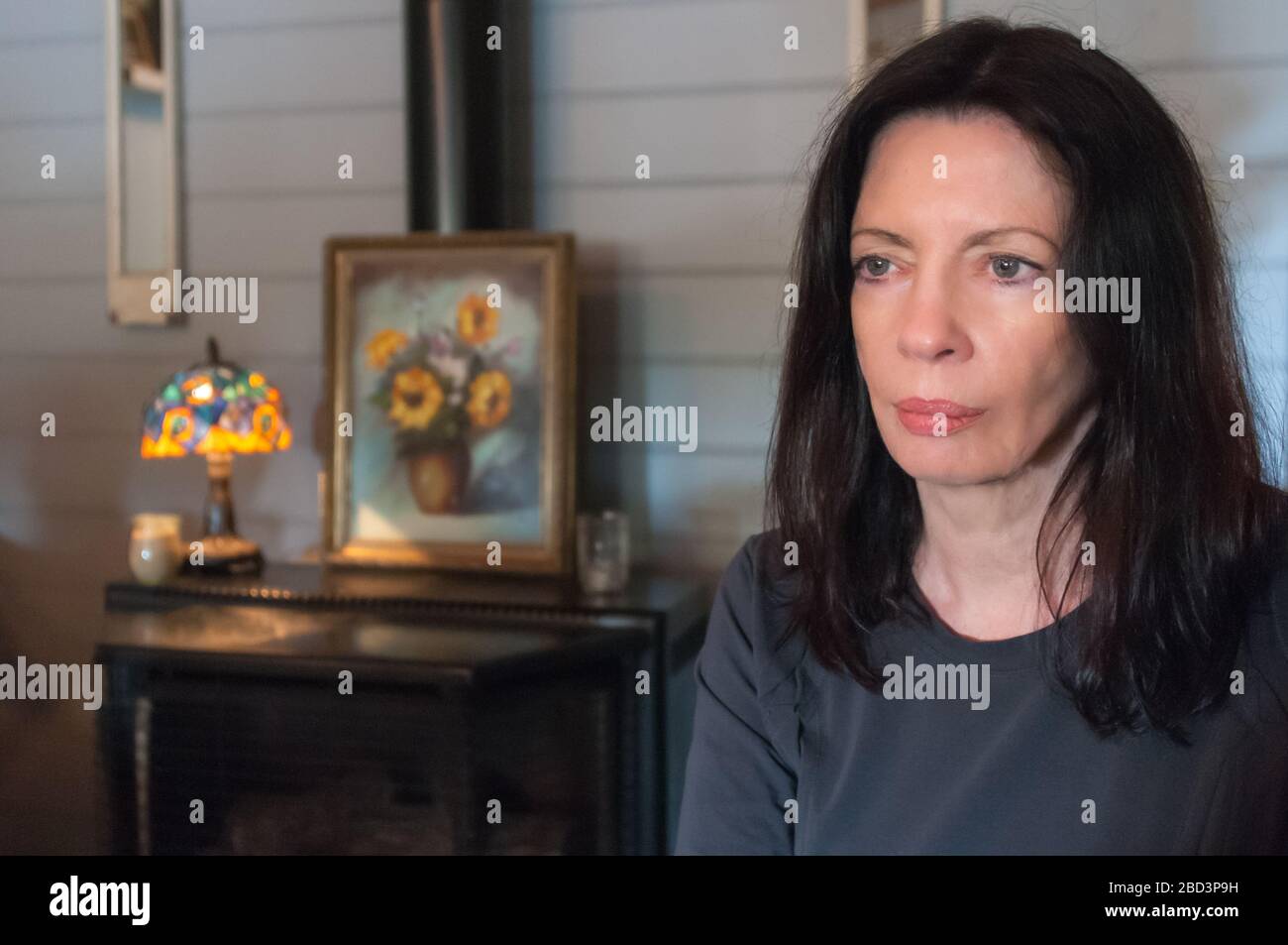 Una sola donna turistica attende pazientemente un caffè Daylesford, nel paese Victoria, per il suo ordine. Foto Stock