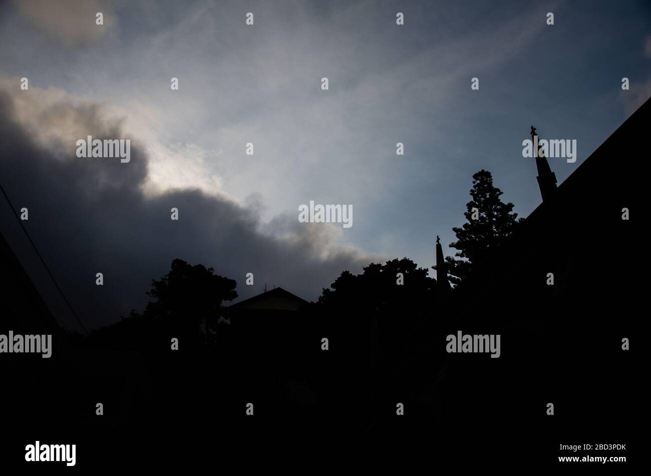 Silhouette edificio cielo blu in una giornata nuvolosa Foto Stock