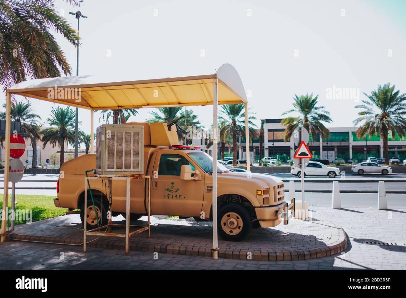 Riyadh, Arabia Saudita - 6 novembre 2019: Militarizzata sicurezza di polizia nel centro commerciale della capitale Foto Stock