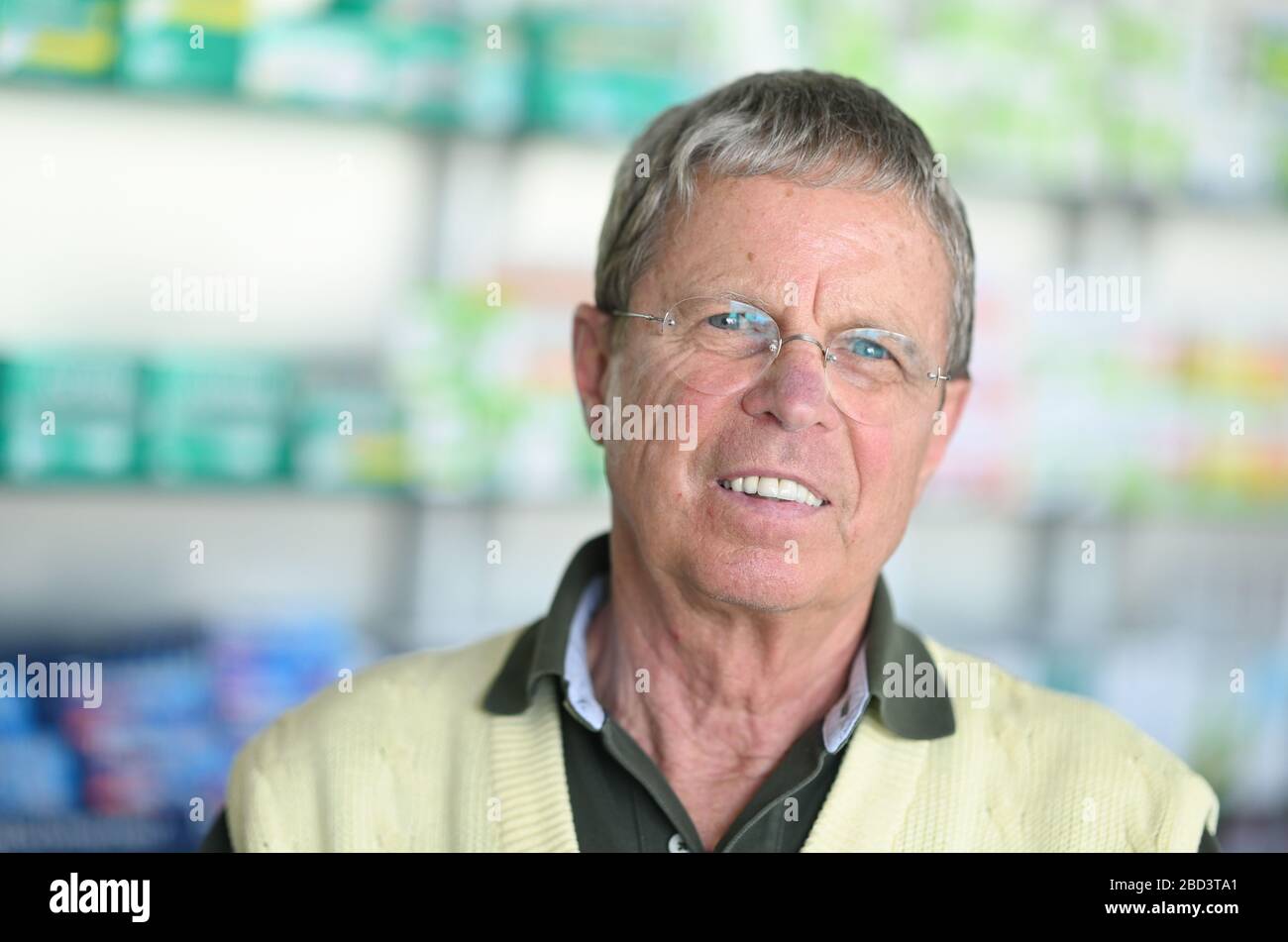 Karlsruhe, Germania. 27 marzo 2020. Il farmacista Michael Hofheinz, registrato nella sua farmacia. (Al dpa: 'Disinfectant Mix farmacista Hofheinz dopo l'orario di chiusura') Credit: Uli Deck/dpa/Alamy Live News Foto Stock