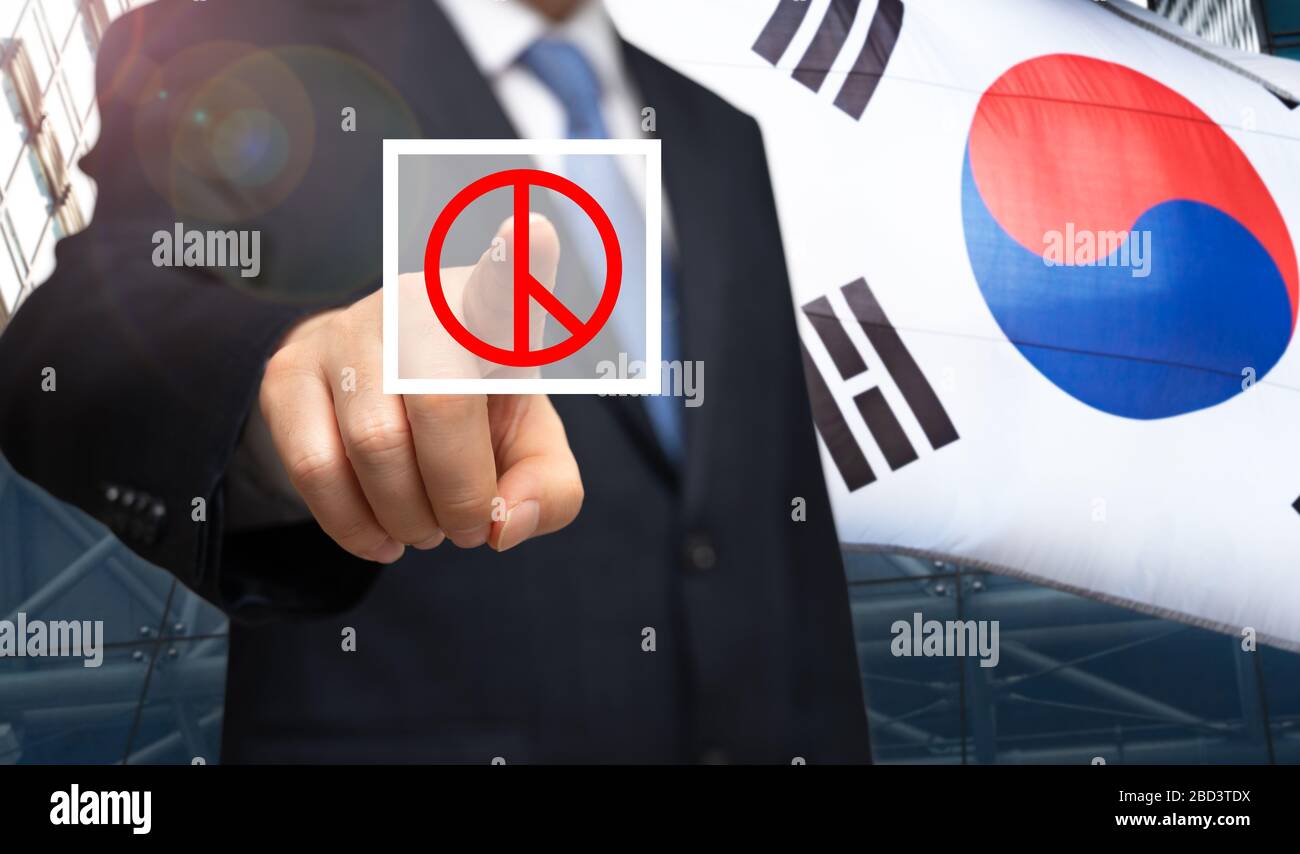 Concetto elettorale della Corea del Sud. Una campagna elettorale di un uomo d'affari sullo sfondo di una bandiera coreana Foto Stock Concetto elettorale della Corea del Sud. Una campagna elettorale di un uomo d'affari sullo sfondo di una bandiera coreana Foto Stock