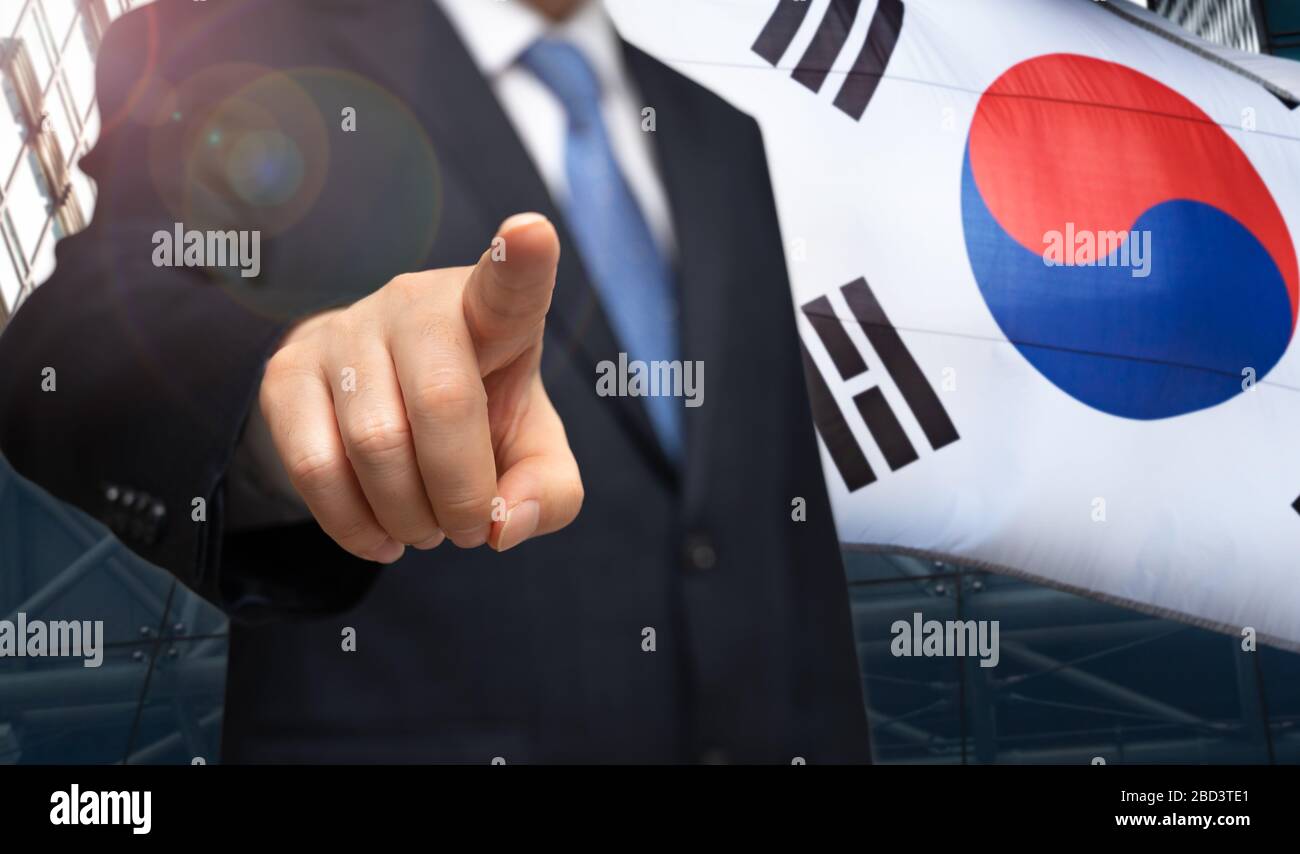 Concetto elettorale della Corea del Sud. Una campagna elettorale di un uomo d'affari sullo sfondo di una bandiera coreana Foto Stock Concetto elettorale della Corea del Sud. Una campagna elettorale di un uomo d'affari sullo sfondo di una bandiera coreana Foto Stock