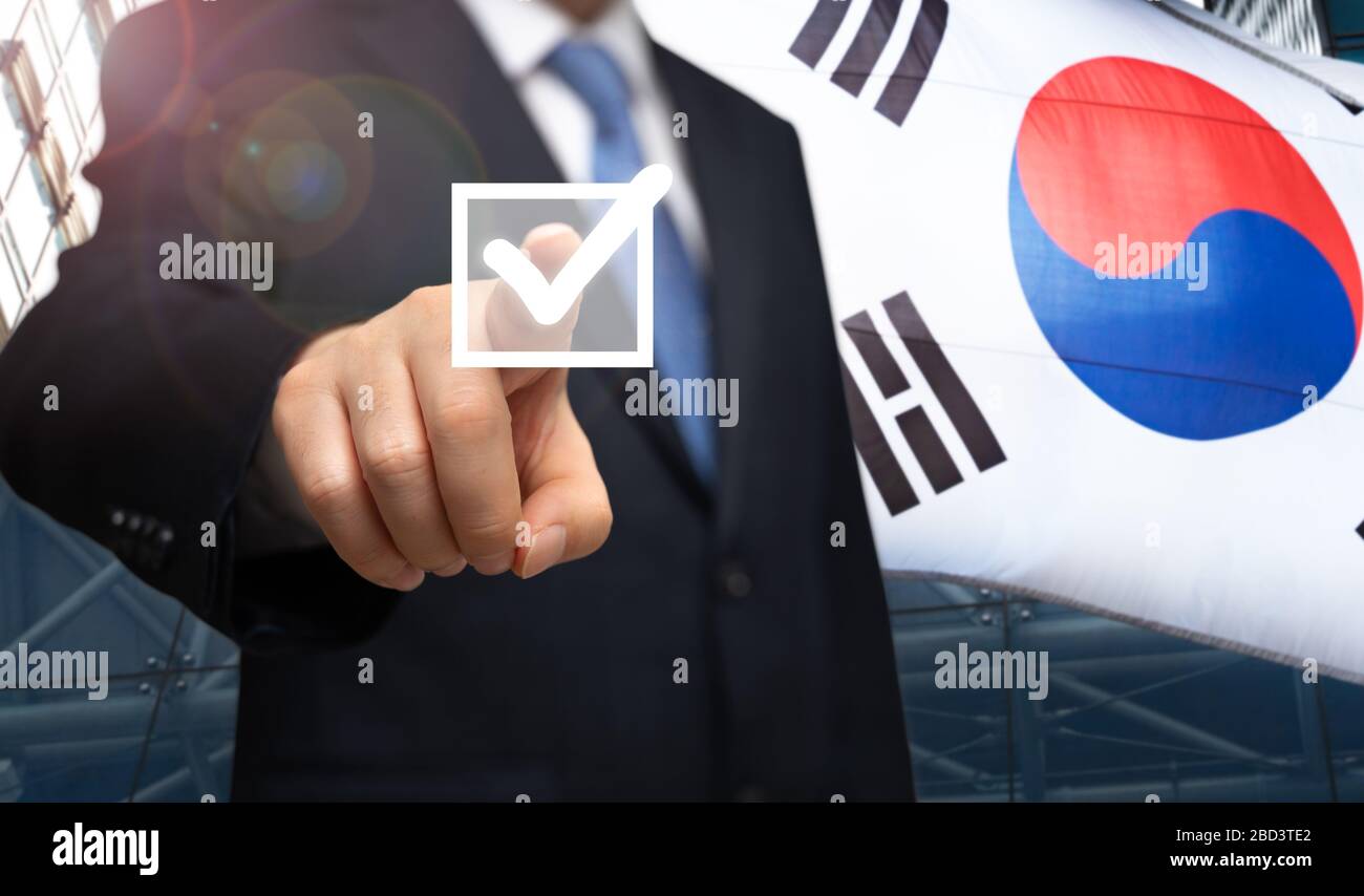 Concetto elettorale della Corea del Sud. Una campagna elettorale di un uomo d'affari sullo sfondo di una bandiera coreana Foto Stock Concetto elettorale della Corea del Sud. Una campagna elettorale di un uomo d'affari sullo sfondo di una bandiera coreana Foto Stock