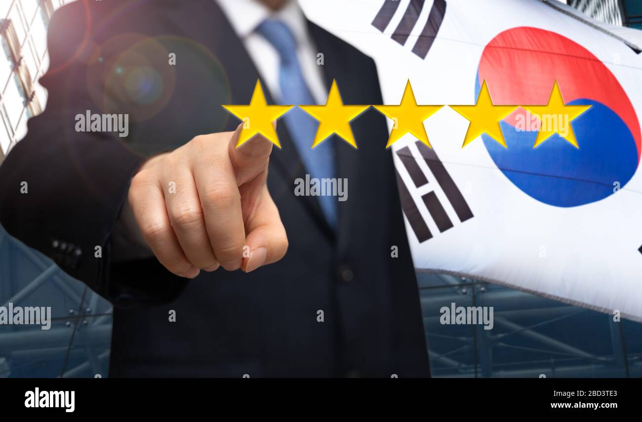 Concetto elettorale della Corea del Sud. Una campagna elettorale di un uomo d'affari sullo sfondo di una bandiera coreana Foto Stock Concetto elettorale della Corea del Sud. Una campagna elettorale di un uomo d'affari sullo sfondo di una bandiera coreana Foto Stock