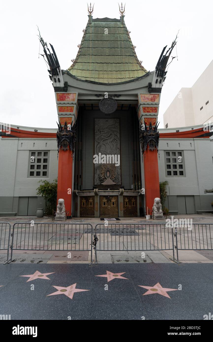 Non ci sono turisti che camminano di fronte al famoso Teatro Cinese di Hollywood lungo la Walk of Fame di Hollywood Boulevard durante la campagna di diving sociale Covid19 del 2020 aprile in città. E' normalmente pieno di viaggiatori da tutto il mondo che vengono a vedere la mano e le impronte delle celebrità poste in cemento davanti al famoso punto di riferimento. Foto Stock